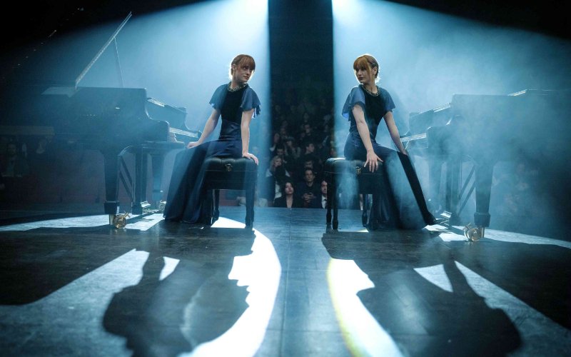 卡蜜兒拉扎魔鬼訓練8個月《天才琴手》演妹妹變姊姊：「導演瘋了！」